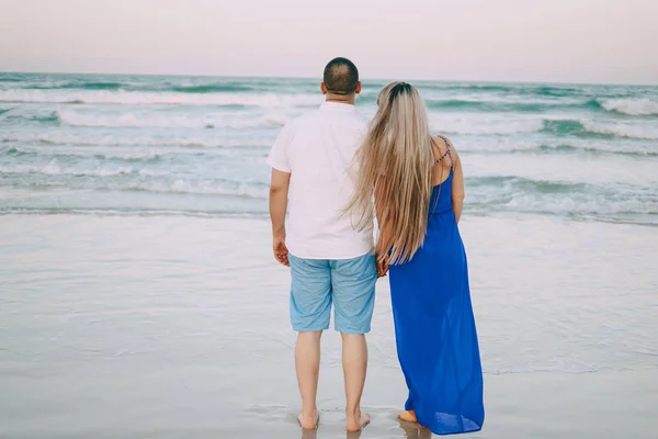 Bela família na praia — Fotografia de Stock