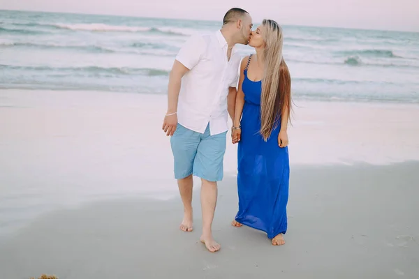 Hermosa familia en la playa —  Fotos de Stock