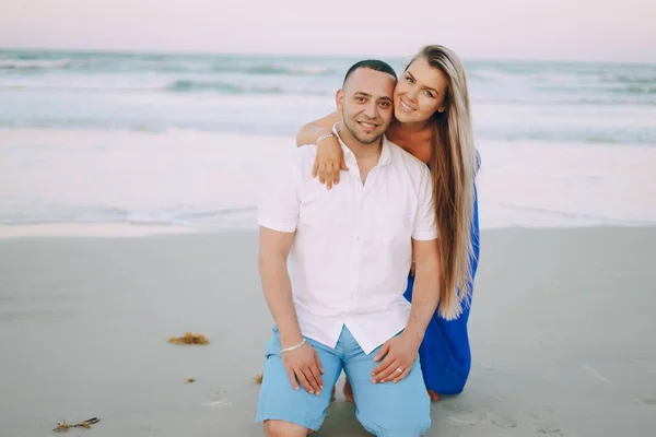 Hermosa familia en la playa — Foto de Stock