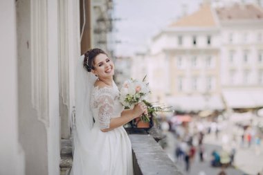 Beyaz elbisesi içinde gelin