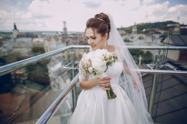 Beyaz elbisesi içinde gelin