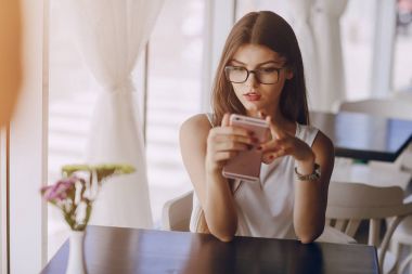 Gözlüklü esmer güzel