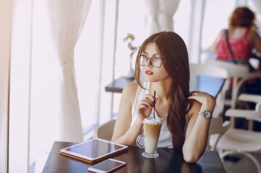 Gözlüklü esmer güzel