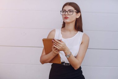 Gözlüklü esmer güzel