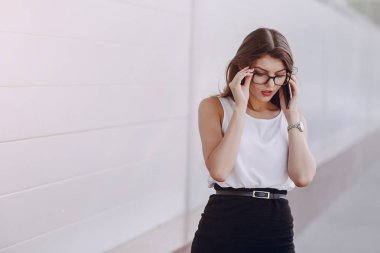 Gözlüklü esmer güzel