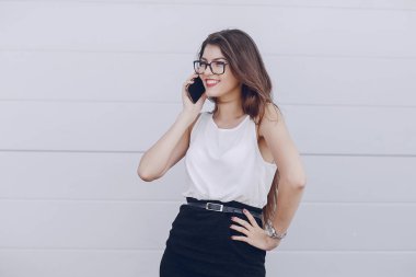 Gözlüklü esmer güzel