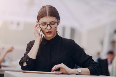 Gözlüklü esmer güzel