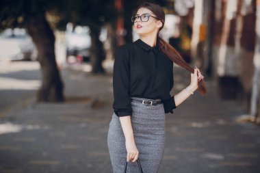 Gözlüklü esmer güzel