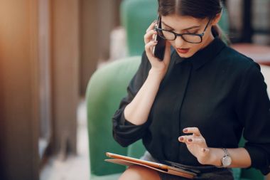 Gözlüklü esmer güzel