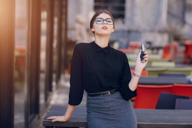 Gözlüklü esmer güzel