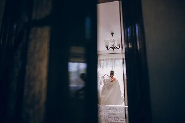 Braut mit weißem Kleid — Stockfoto