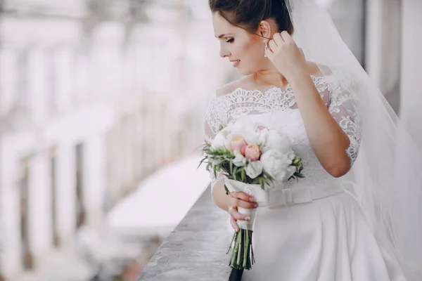 Brud i hvid kjole - Stock-foto