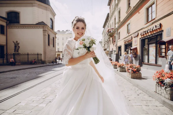 Beyaz elbisesi içinde gelin