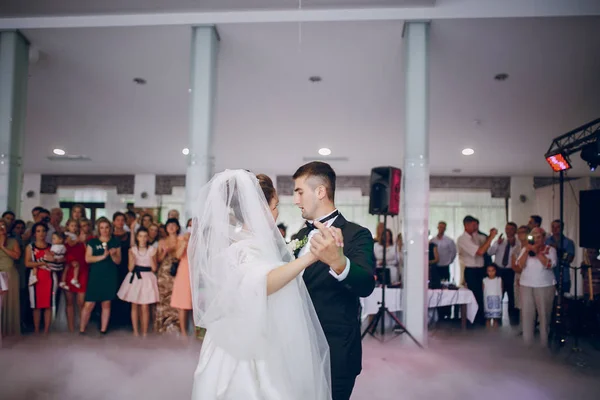 Erster Hochzeitstanz — Stockfoto