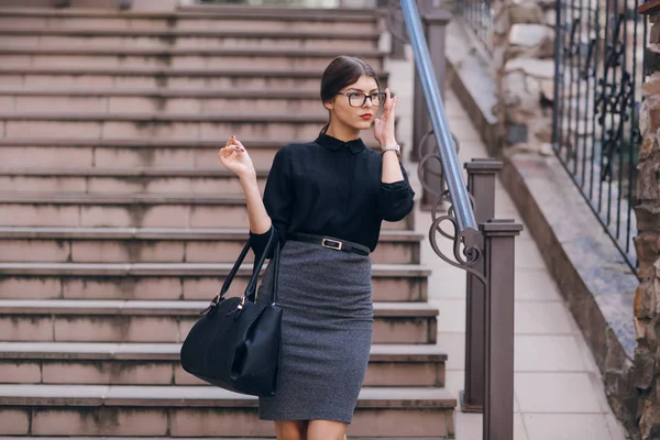 Gözlüklü esmer güzel