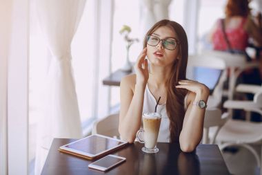 Gözlüklü esmer güzel