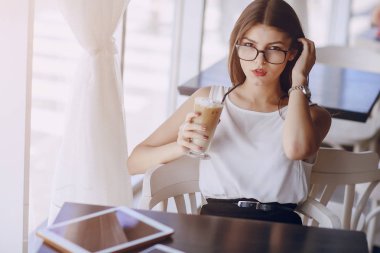 Gözlüklü esmer güzel