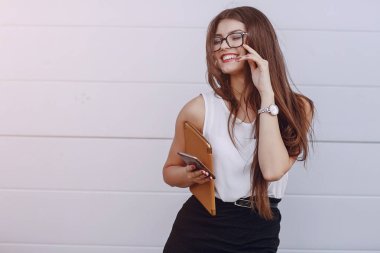 Gözlüklü esmer güzel