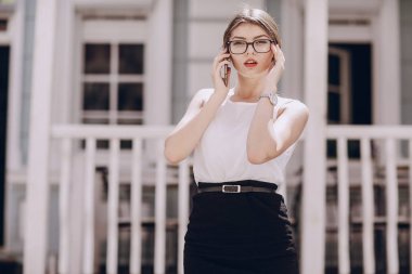 Gözlüklü esmer güzel