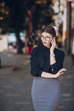 Gözlüklü esmer güzel