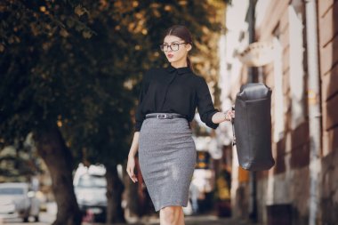 Gözlüklü esmer güzel