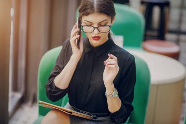 Gözlüklü esmer güzel