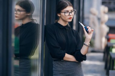 Gözlüklü esmer güzel