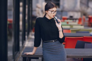 Gözlüklü esmer güzel