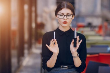 Gözlüklü esmer güzel