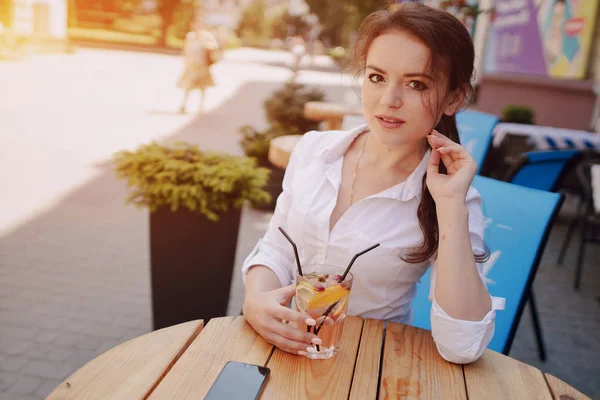 iş kadını becerikli alet sahiptir