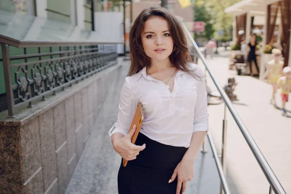 iş kadını becerikli alet sahiptir