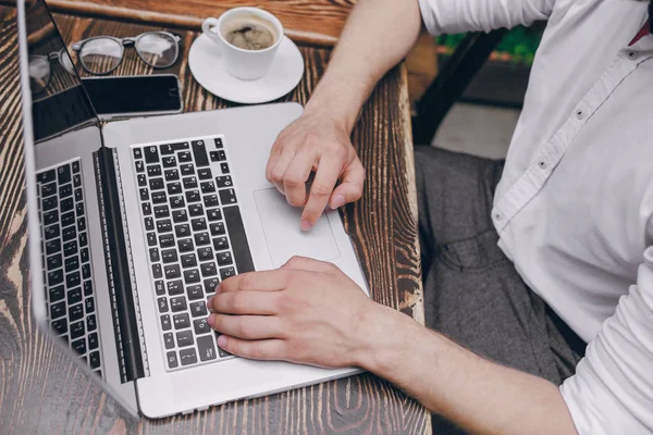 Homme avec ordinateur portable dans le café — Photo