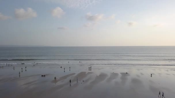 Grandes vistas desde el cielo a la playa en el baile — Vídeo de stock