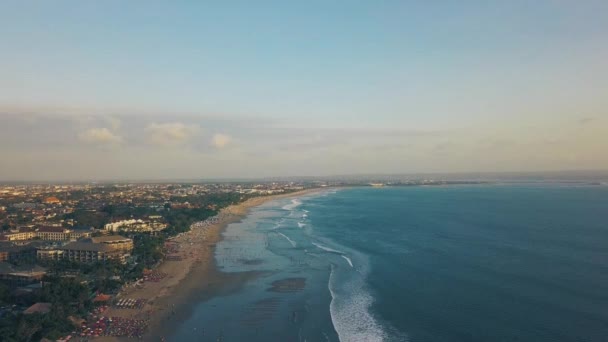 Prachtig uitzicht vanuit de lucht naar het strand op het bal — Stockvideo