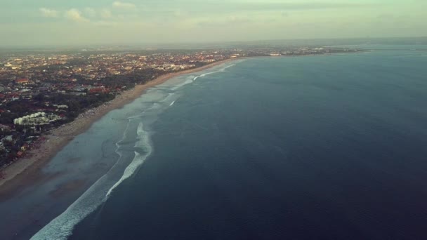 Отличный вид с неба на пляж на балу — стоковое видео