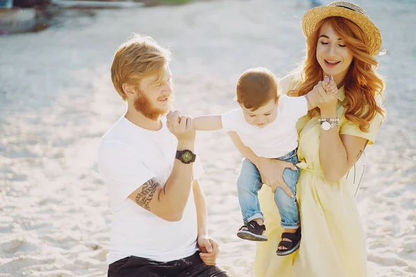 Familia en una playa —  Fotos de Stock