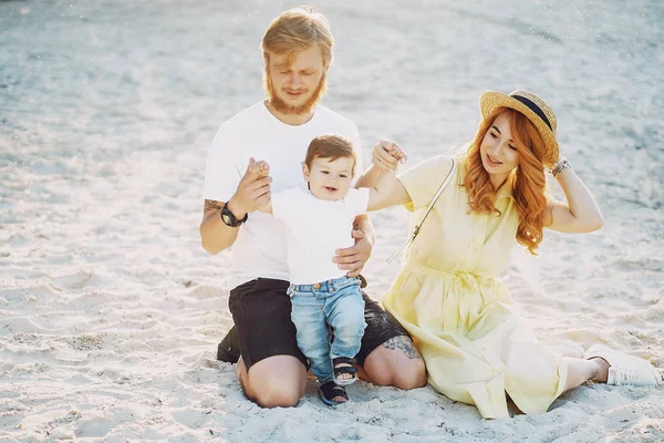 Familia en una playa — Foto de Stock