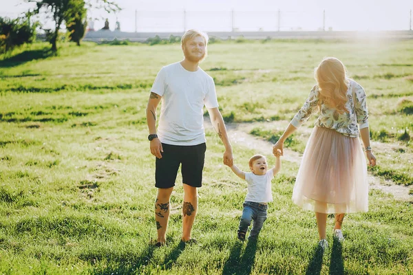 Familia en un parque —  Fotos de Stock