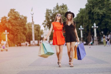 Kız alışveriş yapıyor.