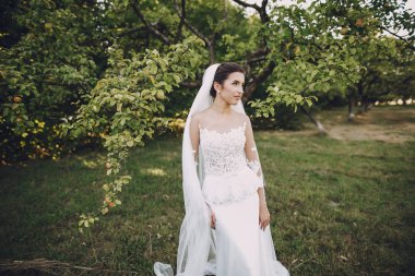 Beyaz elbisesi içinde gelin