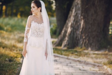 Beyaz elbisesi içinde gelin