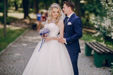 onların düğün parkın güzel genç Çift