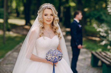 onların düğün parkın güzel genç Çift