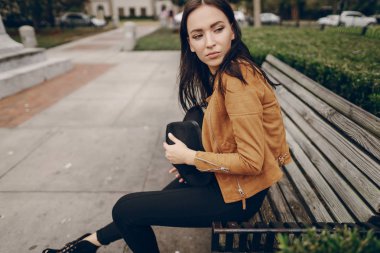 güzel bir kadın çıktı