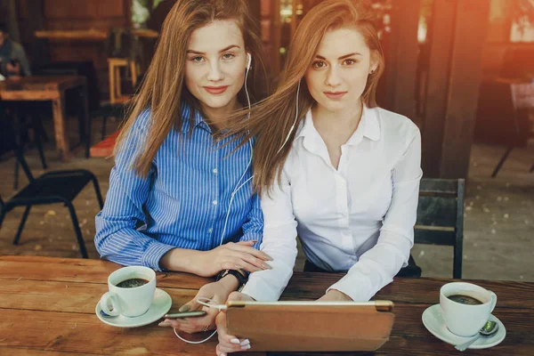 Dvě dívky v kavárně — Stock fotografie