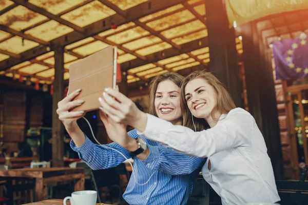 Bir kafede iki kız.