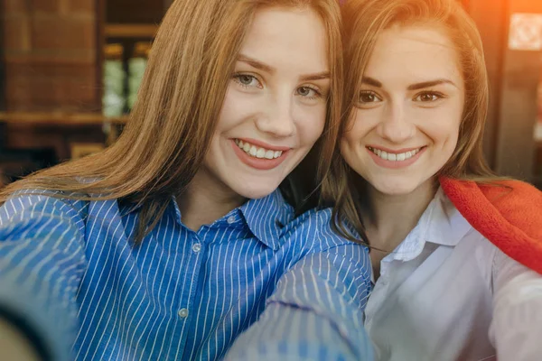 Två flickor på ett café — Stockfoto