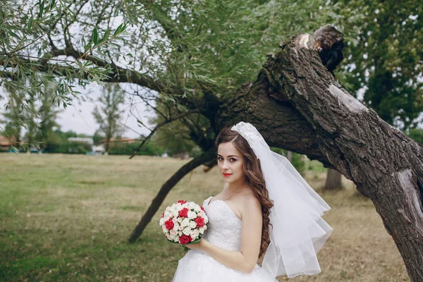 Bruid met bloemen — Stockfoto