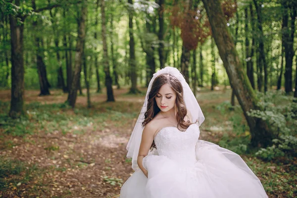 Braut im Wald — Stockfoto