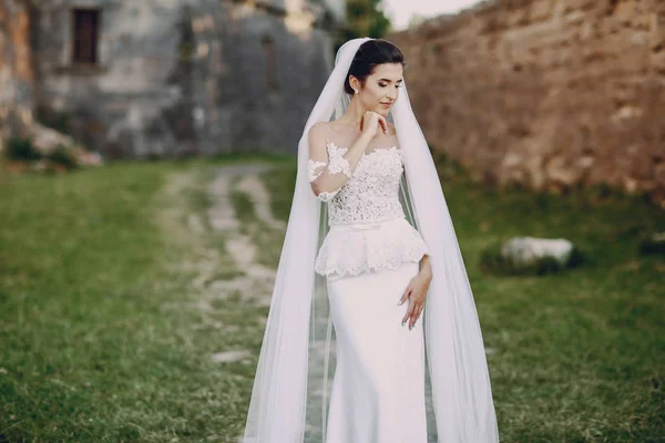 Novia en vestido blanco —  Fotos de Stock